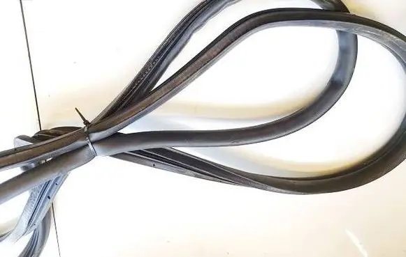 Honda FR-V Rubber seal front coupe door