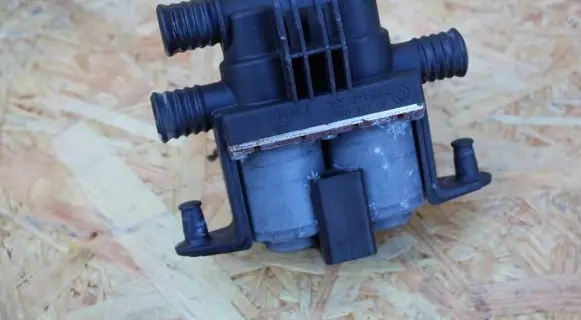 BMW 5 E39 Coolant heater control valve 8374995