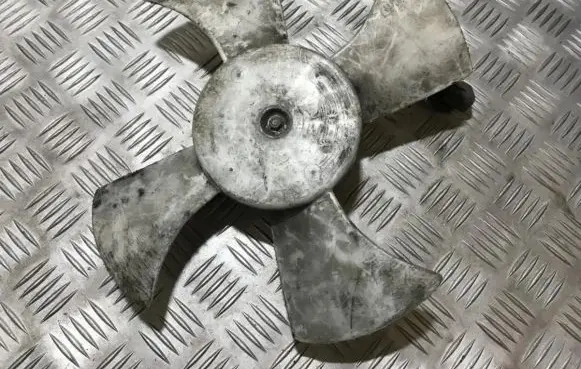 Nissan Sunny Radiator cooling fan shroud