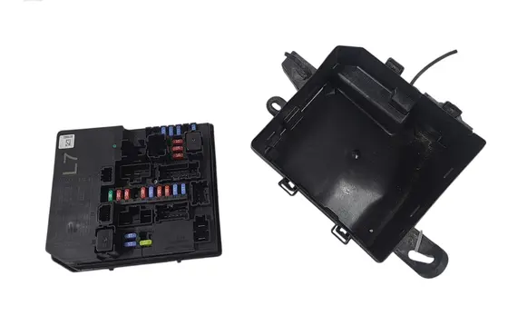 Nissan Juke I F15 Fuse module 284B7 5S0MH0187