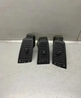 Cadillac CTS Dash center air vent grill