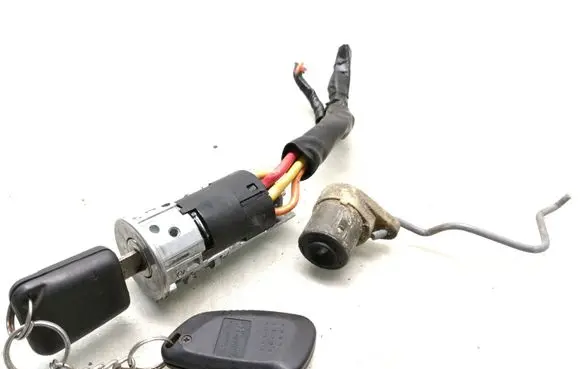 Renault Laguna I Ignition lock 8456221