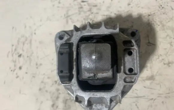 BMW 7 F01 F02 F03 F04 Engine mount bracket G2038310