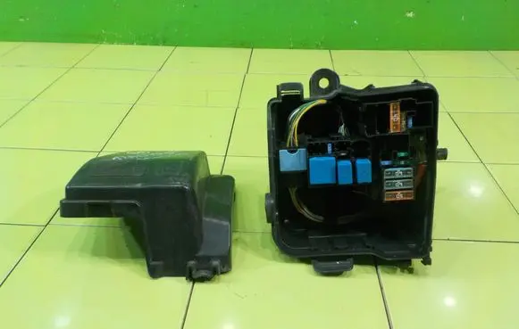 Dacia Sandero II Fuse box set 243809584R BEZPIECZNIKOW