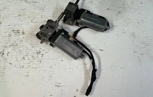 Mercedes-Benz S W221 Seat adjustment motor 0390203254 0390203255