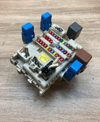 Nissan Primera Fuse module 24350AV700 0714041
