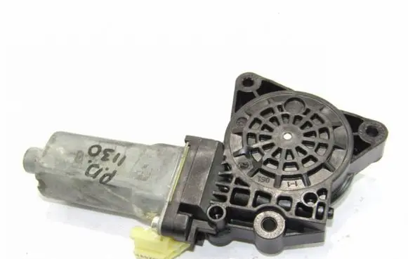 Hyundai i30 Front door window regulator motor 