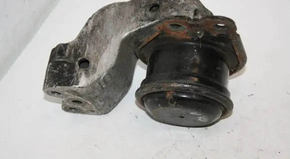 Engine mounting bracket