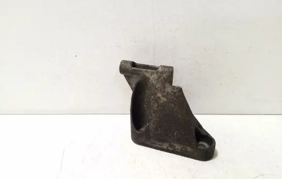 Nissan X-Trail T30 Engine mounting bracket