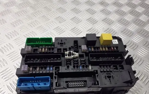Opel Astra H Fuse box cover 13180775