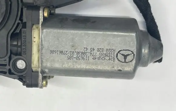 Mercedes-Benz C W203 Front door window regulator motor 119650105