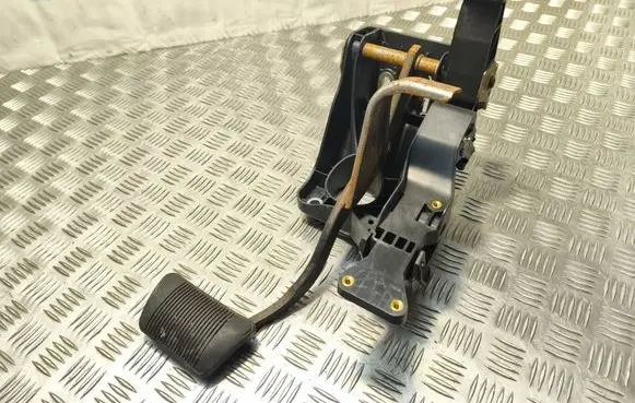 Chrysler Pacifica Accelerator throttle pedal 05281331AC