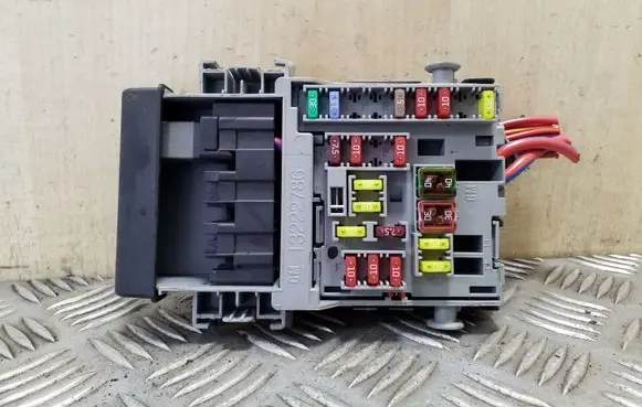 Opel Astra J Fuse module 13222786