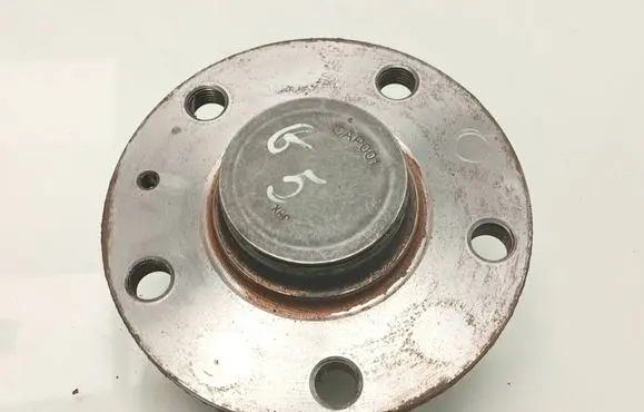 Rear wheel hub