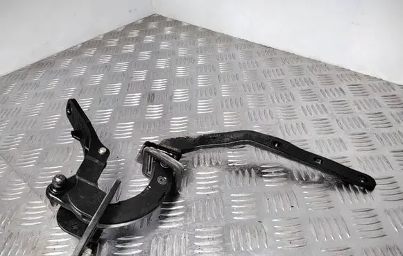 Volvo V70 Tailgate/trunk/boot hinge 8643157