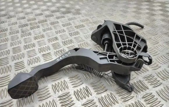 Audi A1 Brake pedal 6R0721117B
