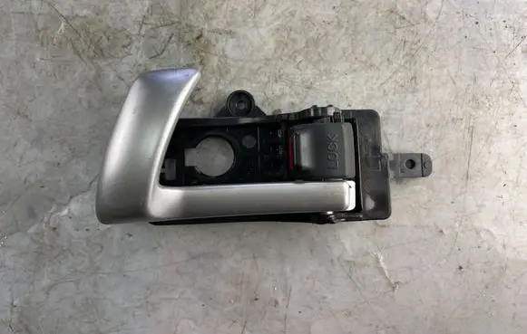 Hyundai Santa Fe Front door interior handle 82613cm000