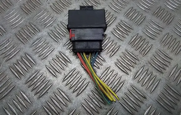 Peugeot 308 Fuel pump relay 240107