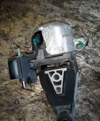 Peugeot 407 Engine mount bracket 326C64 326c65