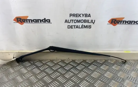 Nissan X-Trail T30 Front wiper blade arm