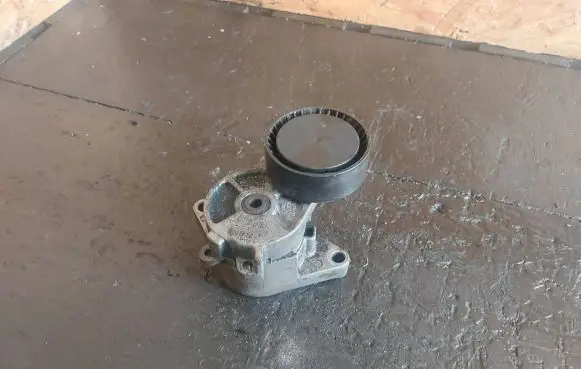 BMW 5 E39 Generator/alternator belt tensioner 1748832 F-223904