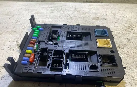 Peugeot 5008 Fuse module 281197595