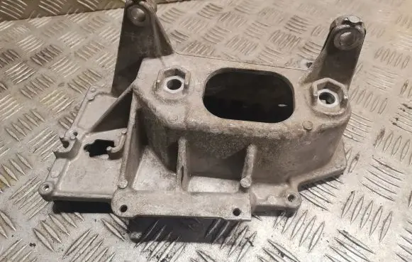 Nissan Juke I F15 Engine mounting bracket