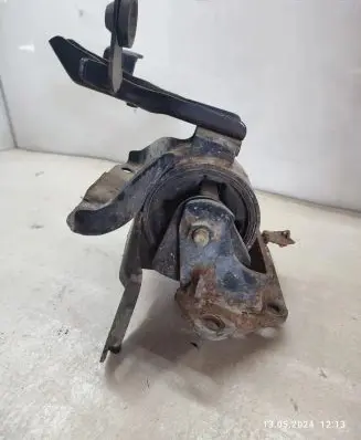 KIA Carens II Engine mount bracket