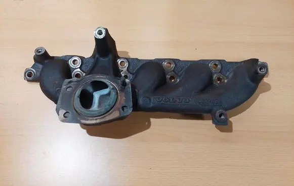 Volvo V70 Exhaust manifold 30637921