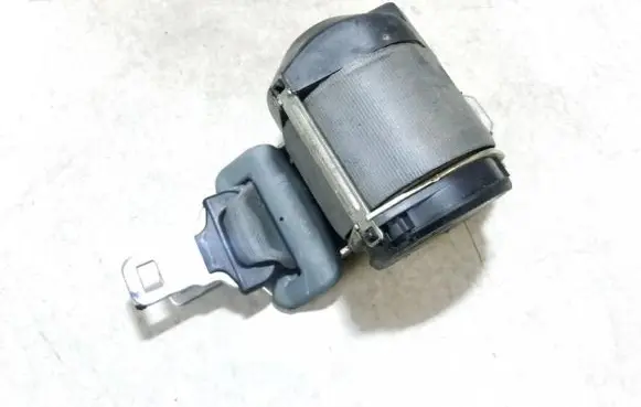 Middle seatbelt (rear)