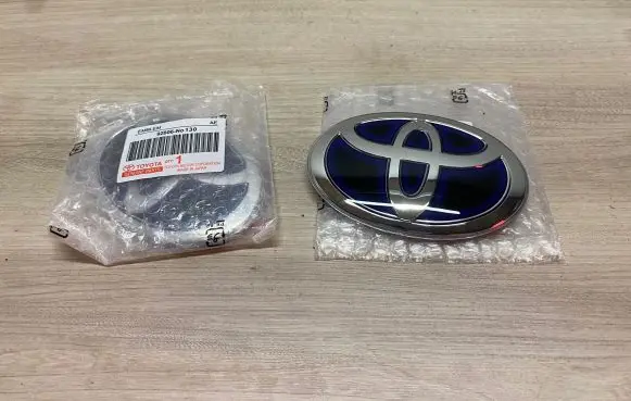 Toyota Yaris XP210 Manufacturer badge logo/emblem 