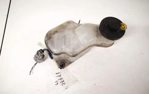 Toyota Avensis Verso Brake fluid reservoir 13231140260 132311-40260