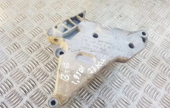 Engine mounting bracket