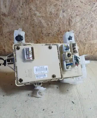 Toyota Corolla Verso E121 Fuse module 
