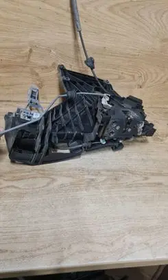 Volvo XC70 Front door lock 30661072