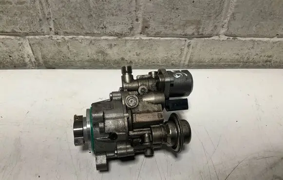 BMW 5 F10 F11 Fuel injection high pressure pump 7615617