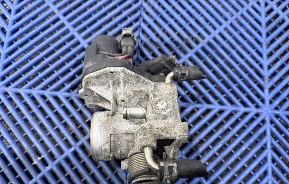 Toyota Prius (XW20) Throttle valve 21020