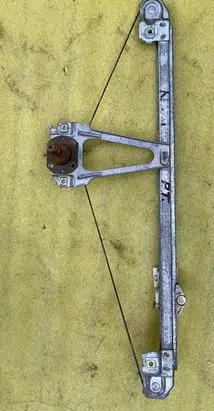 Rear door manual window regulator