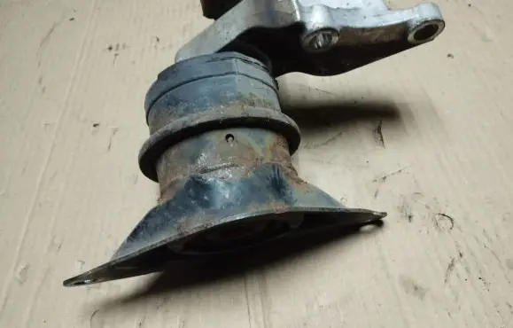 Honda Civic Engine mount bracket