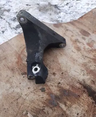 Subaru Outback Engine mounting bracket