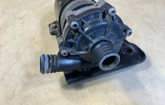 Mercedes-Benz G W461 W463 1st Gen Water pump A2205040740