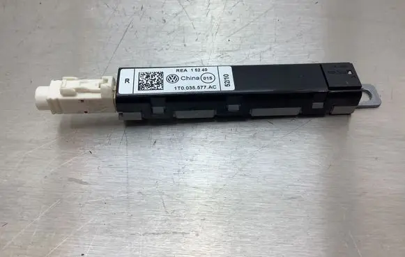 Volkswagen Touran II Aerial antenna amplifier REA15240 1T0035577AC