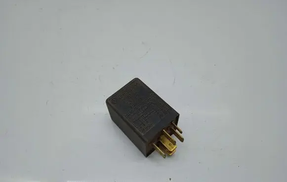Volkswagen Golf III Window wiper relay 431955531