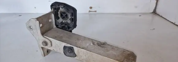 BMW 5 F10 F11 Radiator mount bracket 7158874