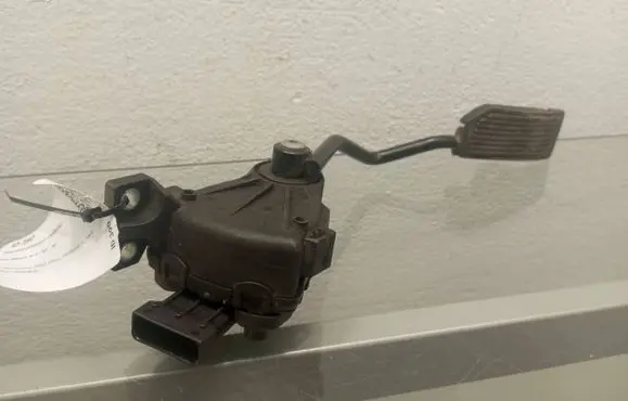 Nissan Almera N16 Accelerator throttle pedal 18002AU410 6PV00862001