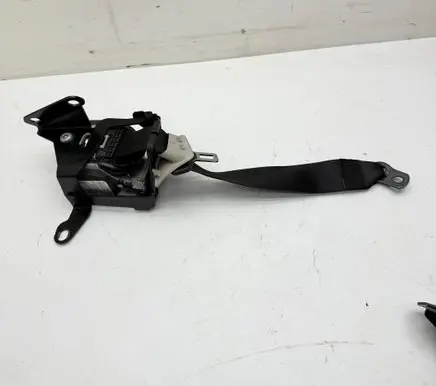 Mercedes-Benz CLS C219 Rear seatbelt 2198601985