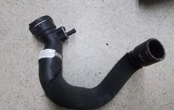 Engine coolant pipe/hose