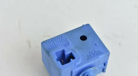 Toyota Hilux (AN120, AN130) Horn buzzer relay 8665250010