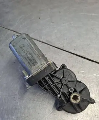 Mercedes-Benz E W124 Seat adjustment motor 0390203210