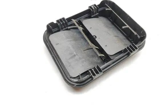 Quarter panel pressure vent